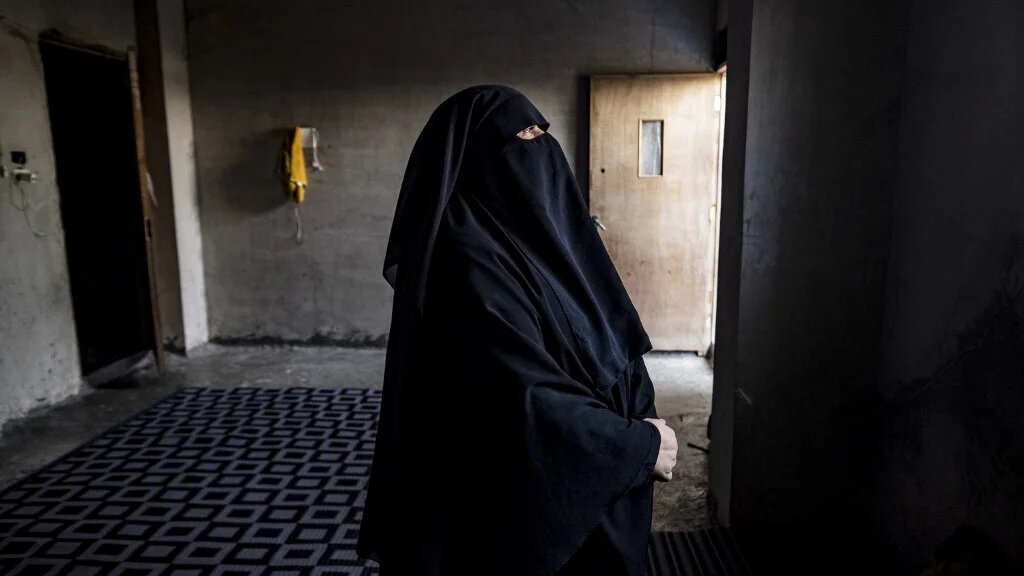 Amal, 50 ans, ancienne détenue du camp d’al-Hol, dans sa maison à Raqqa, au nord de la Syrie, le 4 juin 2022 (AFP/Delil Souleiman)