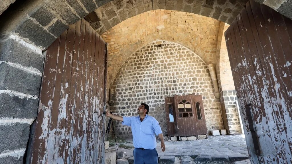 « Lorsque l’activité reviendra à la normale, je me suis promis de laisser entrer les visiteurs à mes frais pendant une semaine », explique Younes Dayoub, gardien de la citadelle d’Al-Marqab (AFP/Louai Beshara)