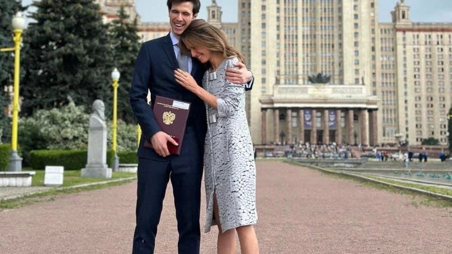 Asma al-Assad et son fils Hafez devant l’Université d’Etat de Moscou, le 1er juillet (Twitter)