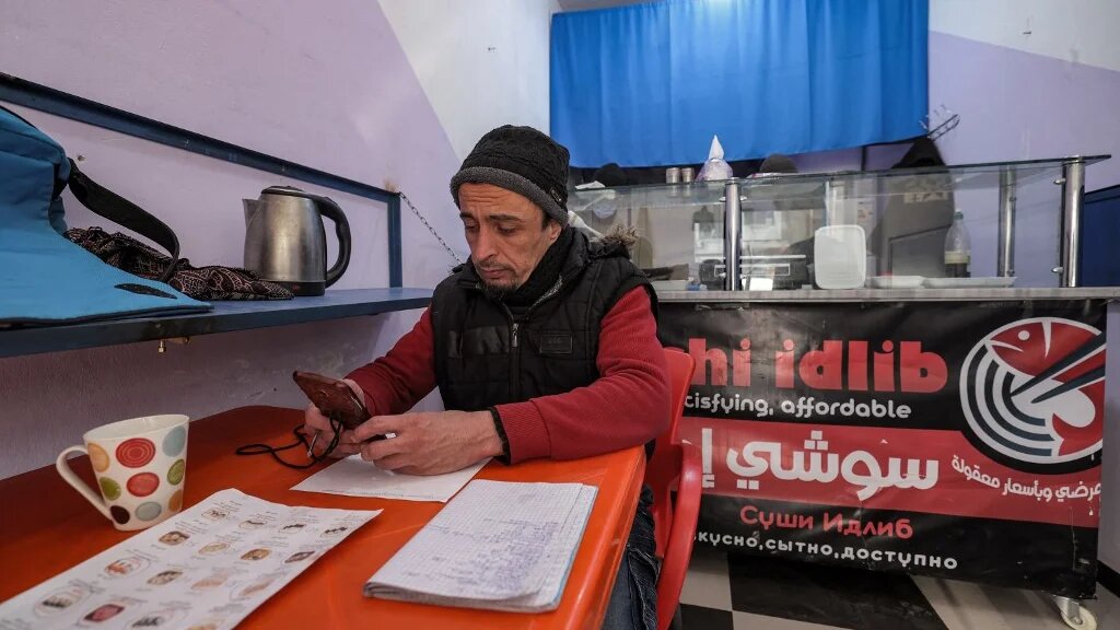 Islam Shakhbanov dans son bar à sushis qui attire désormais une dizaine de clients par jour (AFP/Omar Hajj Kaddour)