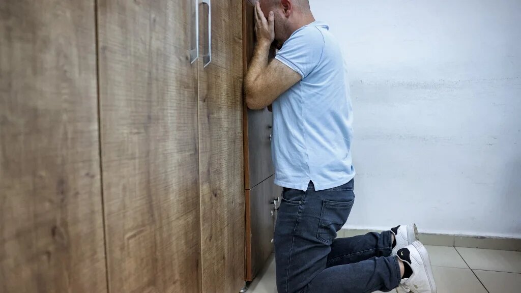 Qais Mourad, ancien détenu de 36 ans de la prison syrienne de Sednaya, reconstitue un épisode de son traitement carcéral, dans sa maison de Gaziantep, dans le Sud-Est de la Turquie, le 11 août 2022 (AFP/Omar Haj Kaddour)