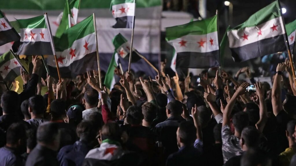 Des manifestants au point de passage de Bab al-Salama, tenu par l’opposition syrienne, à la frontière avec la Turquie dans la province d’Alep, au nord, le 18 octobre 2022 (AFP/Bakr Alkasem)