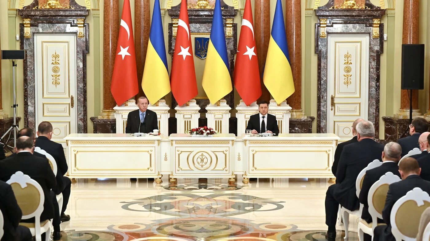 Ukraine's President Volodymyr Zelensky (R) and his Turkish counterpart Recep Tayyip Erdogan 