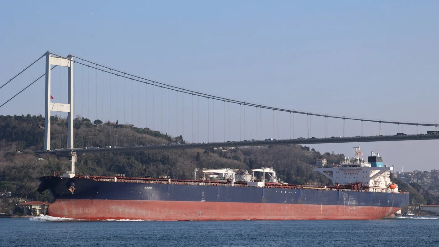 Altura, a Turkish-owned crude oil tanker, transits the Bosphorus in Istanbul, Turkey, 16 March 2026 (Reuters/Yoruk Isik)