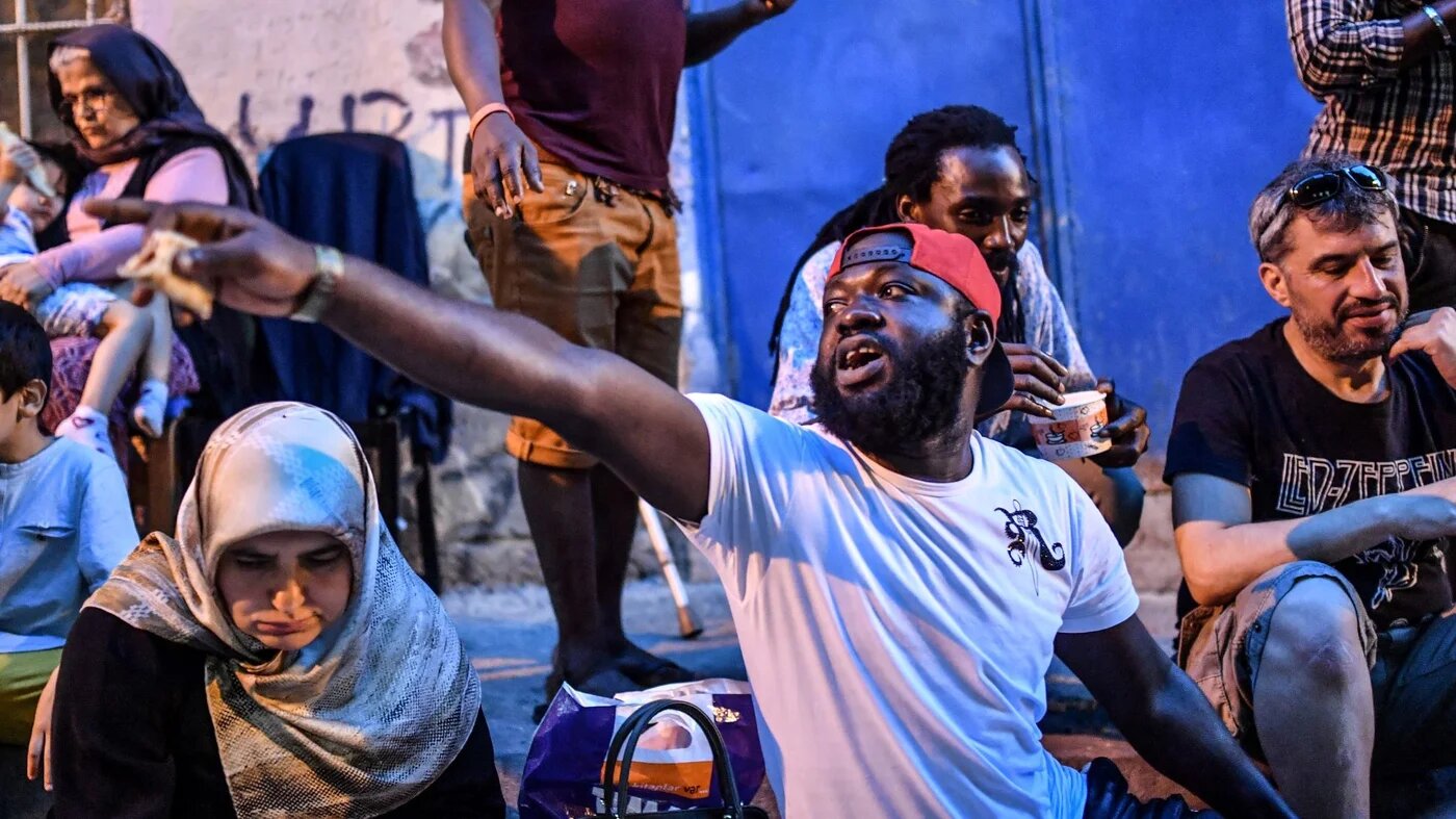 An iftar organised by civil society group Tarlabasi Solidarity in 2018 (AFP/Bulent Kilic)