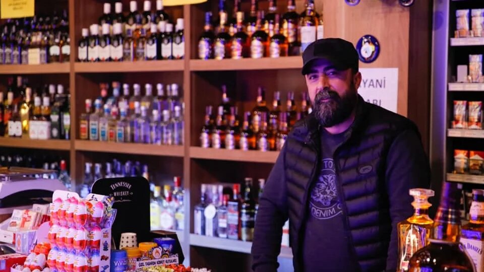 Özgür Aybaş dirige une plateforme solidaire pour les magasins de vins et spiritueux, laquelle compte plus de 10 000 membres (Facebook)