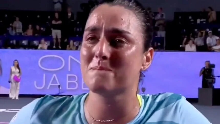 « Ce n’est pas un message politique, juste de l’humanité, je veux la paix dans le monde, c’est tout », a précisé la première joueuse du monde arabe à ce niveau en tennis (Réseaux sociaux)