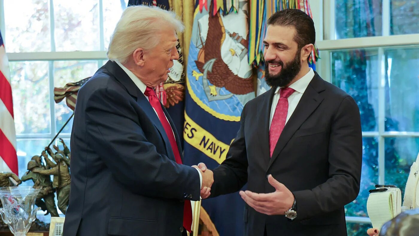 US President Donald Trump shakes hands with Syrian President Ahmed al-Sharaa at the White House in Washington on 10 November 2025 (AFP/Sana)