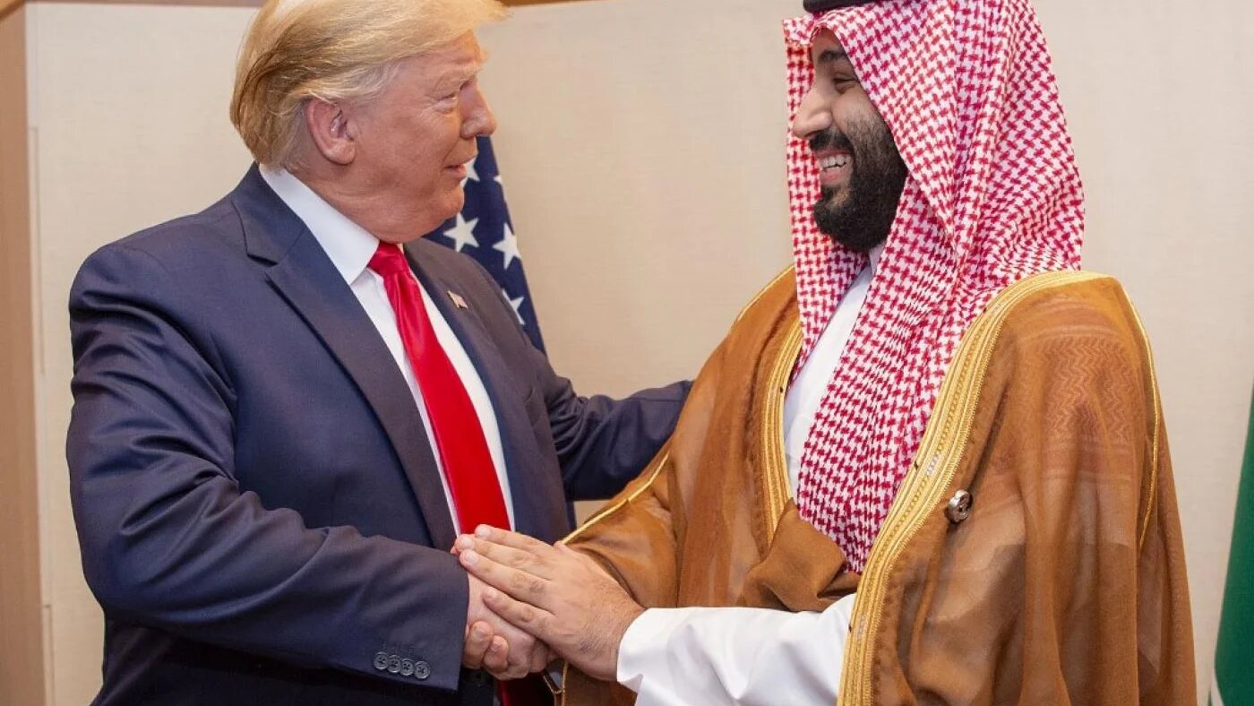 Le président américain Donald Trump serre la main du prince héritier saoudien Mohammed ben Salmane à l’occasion du sommet du G20 2019 à Osaka, au Japon (palais royal saoudien/Bandar al-Jaloud/AFP)
