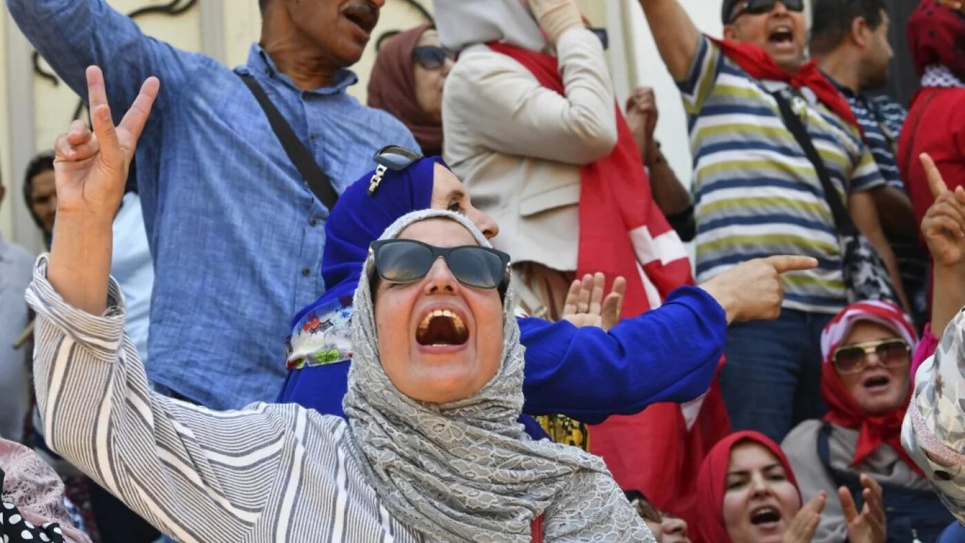 Des manifestants tunisiens scandent des slogans hostiles au président Kais Saied et au référendum constitutionnel du 25 juillet, lors d’un rassemblement dans la capitale, Tunis, le 19 juin 2022 (AFP)
