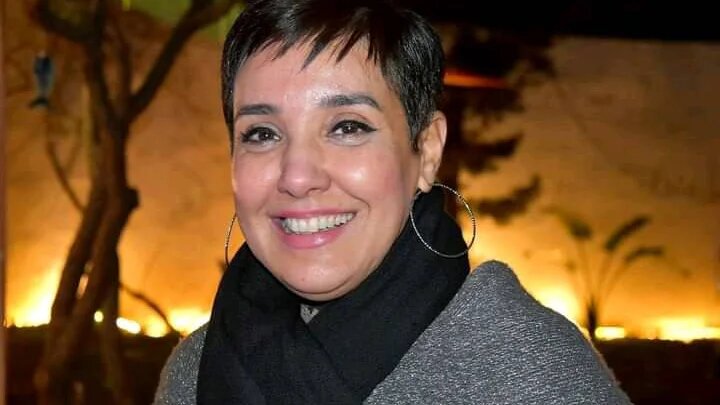 L’avocate et chroniqueuse Sonia Dahmani fait l’objet de poursuites en vertu de l’article 54 promulgué en septembre 2022 par Kais Saied pour réprimer la production et diffusion de « fausses nouvelles » mais critiqué par les défenseurs des droits humains car sujet à des interprétations très larges (Facebook/Sonia Dahmeni)
