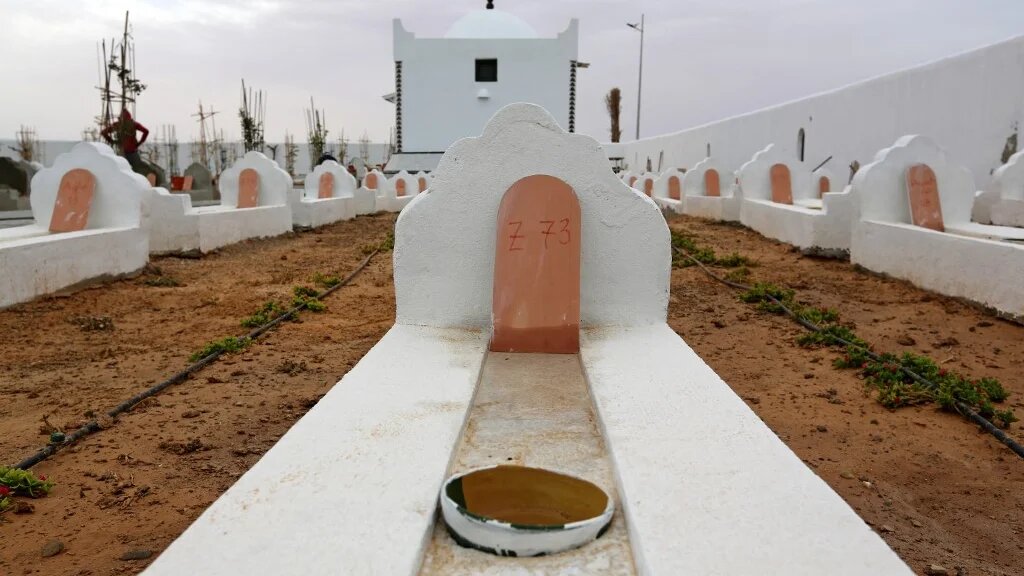 Le « Jardin d’Afrique », un cimetière pour les migrants qui se sont noyés en traversant la Méditerranée dans l’espoir d’une vie meilleure en Europe, dans le port du sud tunisien de Zarzis, près de la frontière libyenne (AFP/Fathi Nasri)
