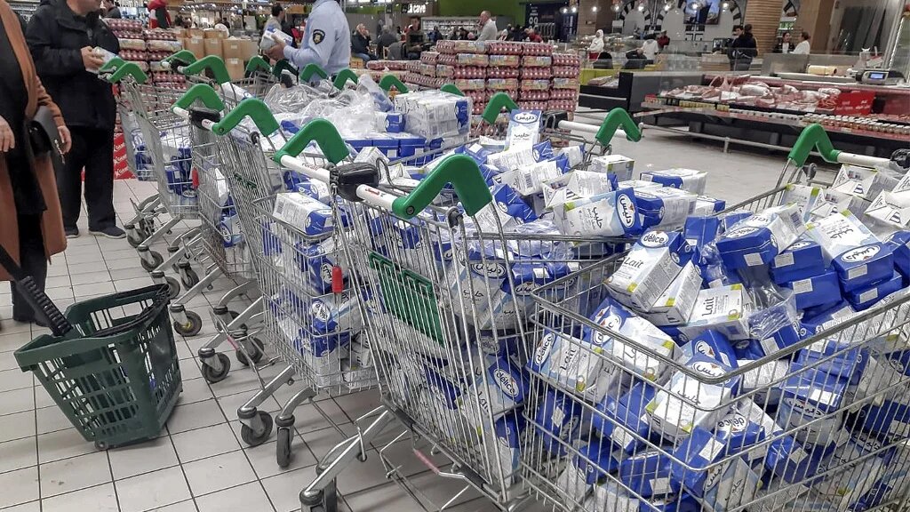 Cette photo, prise le 12 janvier 2023, montre des chariots remplis de briques de lait dans un supermarché de Tunis, où le rationnement est imposé à deux briques de lait par personne au milieu d'une pénurie de café, lait, pâtes et sucre (AFP/Fethi Belaïd)