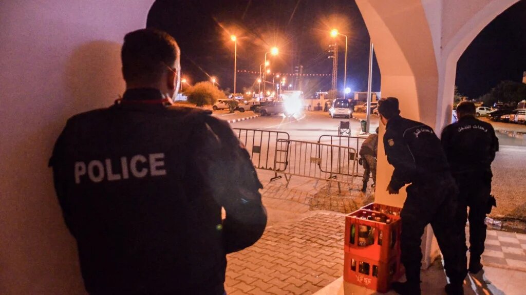 Des policiers prennent position près de la synagogue de la Ghriba lors d’une fusillade sur l’île balnéaire de Djerba, le 9 mai 2023 (AFP/Yassine Mahjoub)