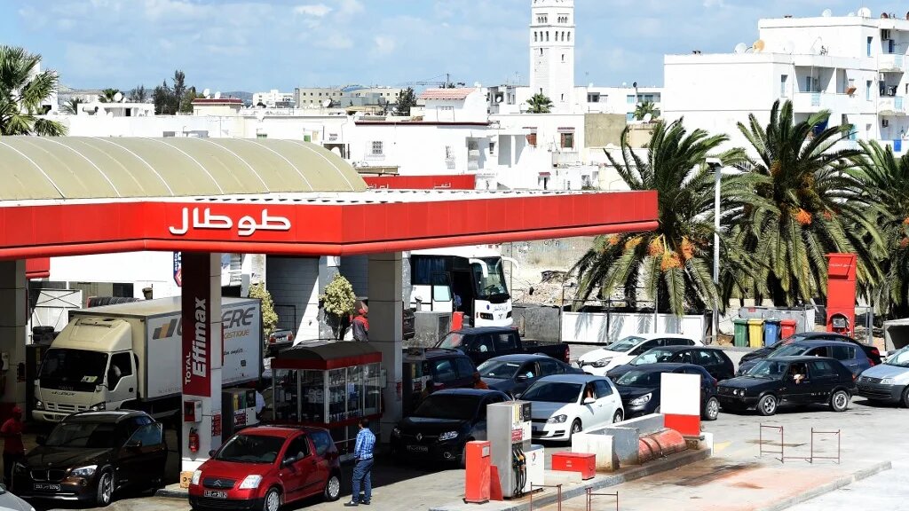 Depuis début 2022, les autorités tunisiennes ont augmenté à deux reprises le prix des carburants (AFP/Fethi Belaid)