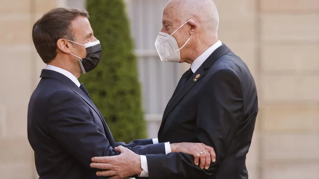 Nadia Akacha aurait raconté que Kais Saied tremblait lorsqu’il a rencontré Emmanuel Macron. En photo, les deux présidents à l’Élysée en mai 2021 (AFP/Ludovic Marin)
