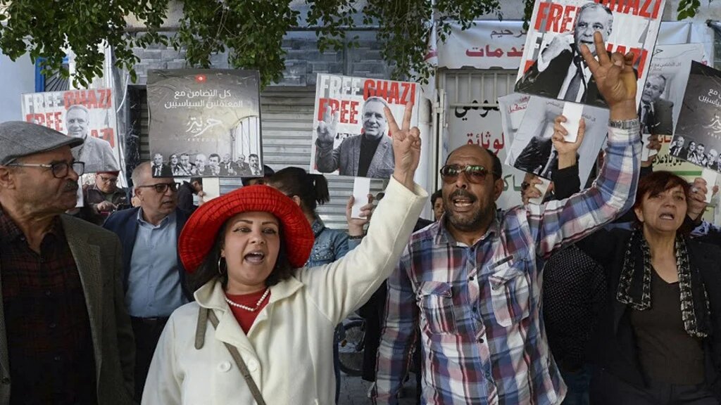 Des partisans du Front de salut national (FSN, coalition politique rassemblant partis et mouvements opposés à la prise de pouvoir de Kais Saied) manifestent le 30 mars 2023 à Tunis (AFP/Sofiene Hamdaoui)