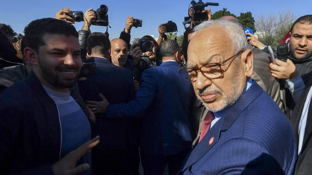 « À 81 ans, M. Ghannouchi est reconnu comme l’un des plus éminents défenseurs de la démocratie dans le monde arabe. Il est l’une des voix s’exprimant de façon soutenue et constante pour la modération et contre l’extrémisme », rappellent les signataires (AFP/Fethi Belaïd)