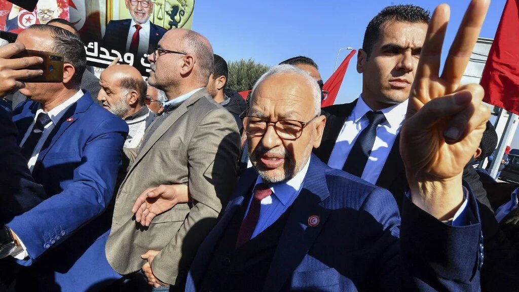 Rached Ghannouchi est la plus importante figure de l’opposition au président Kais Saied depuis que ce dernier, élu démocratiquement en 2019, s’est emparé des pleins pouvoirs lors d’un coup de force le 25 juillet 2021 (AFP/Fethi Belaid)