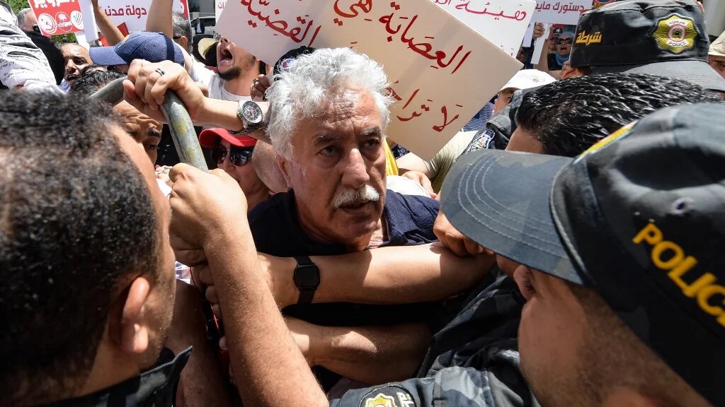 « La police a utilisé des gaz lacrymogènes contre nous et nous a attaqués », a déclaré le chef du Parti des travailleurs Hamma Hammami (AFP/Fethi Belaid)