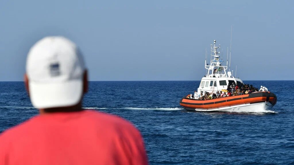 Face à une situation économique et sociale qui s’est encore détériorée, des milliers de Tunisiens ont également quitté le pays clandestinement par la mer (AFP/Alberto Pizzoli) 