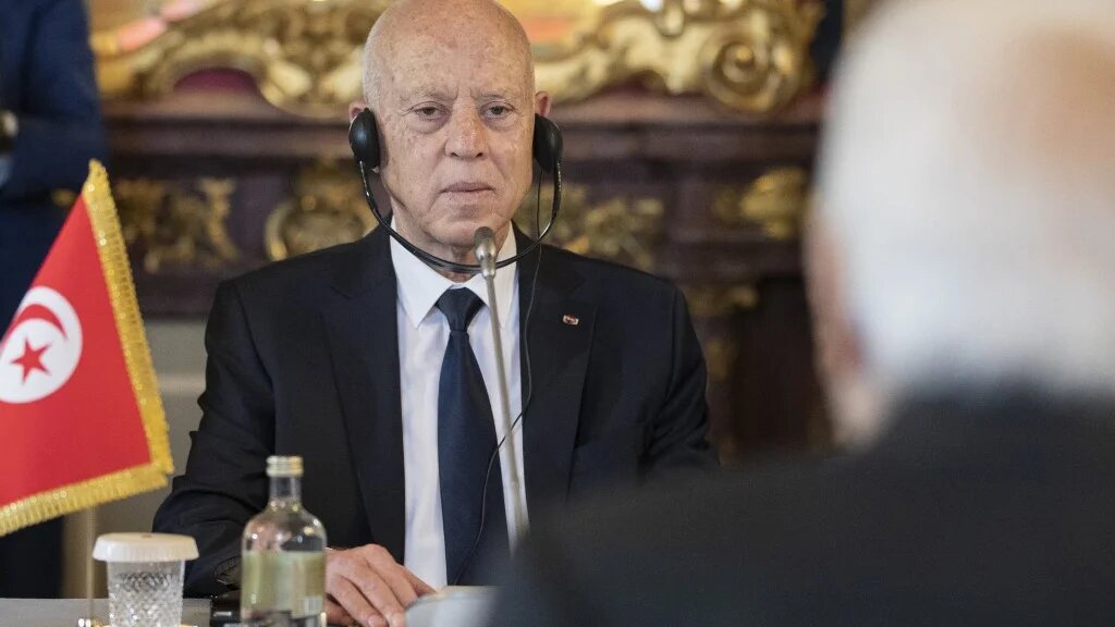 « Dans cette décentralisation, le pouvoir central gardera, via les fonctionnaires présents dans chaque conseil, une sorte de droit de veto sur les décisions qui lui déplaisent » – Hatem Nafti (AFP)