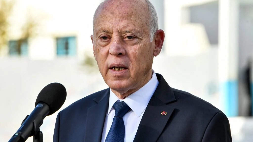 En un an et demi, plus de 60 personnes parmi lesquelles des journalistes, des avocats et des opposants à Kais Saied (en photo) ont fait l’objet de poursuites au nom du décret-loi 54 (Fethi Belaïd/AFP)