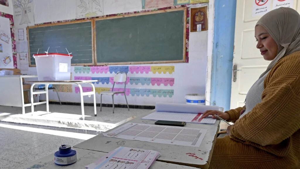 Un bureau de vote à Mnihla, près de Tunis, attend les électeurs, le 17 décembre 2022 (AFP/Fethi Belaid)