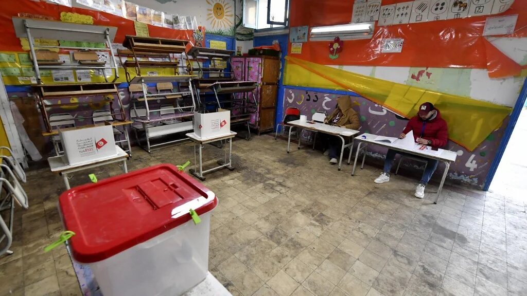 Un bureau de vote attend les électeurs, à Tunis, le dimanche 29 janvier (AFP/Fethi Belaïd)