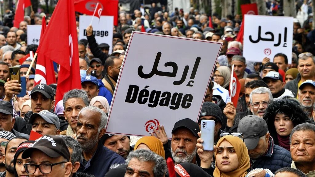 Des manifestants tunisiens participent à un rassemblement contre le président Kais Saied, à l’appel de la coalition de l’opposition « Front de salut national », à Tunis, le 10 décembre 2022 (Fethi Belaid) 