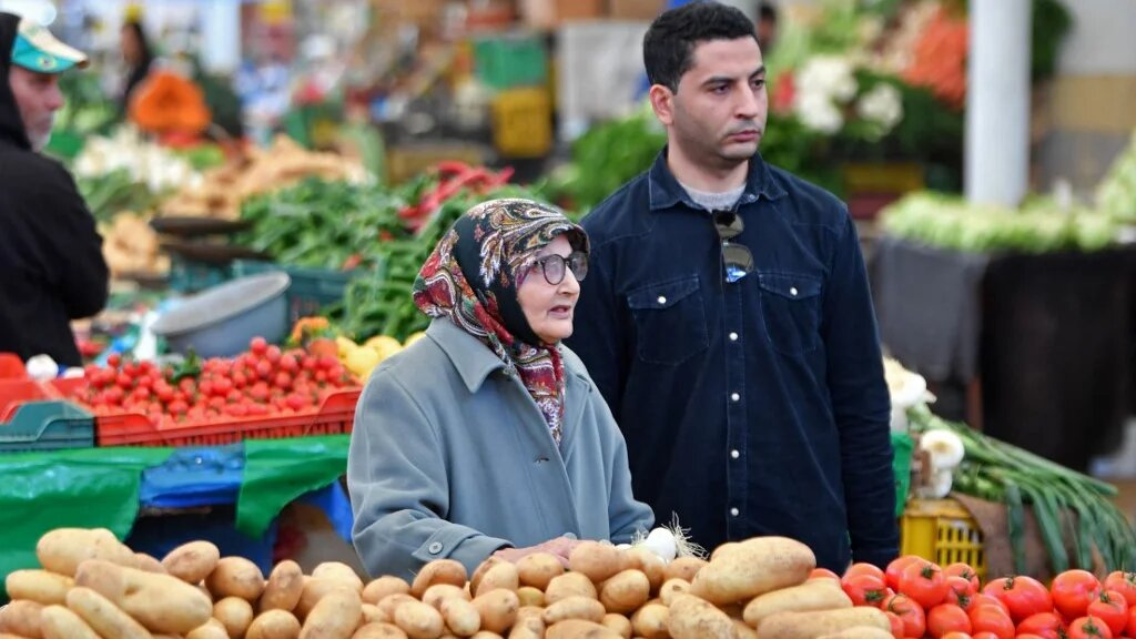 En Tunisie, les salaires ont été versés avant le Ramadan et les prochains n’arriveront que peu de temps avant l’Aïd, début avril. Par conséquent, la plupart des gens se retrouvent sans revenus (AFP/Fethi Belaid)
