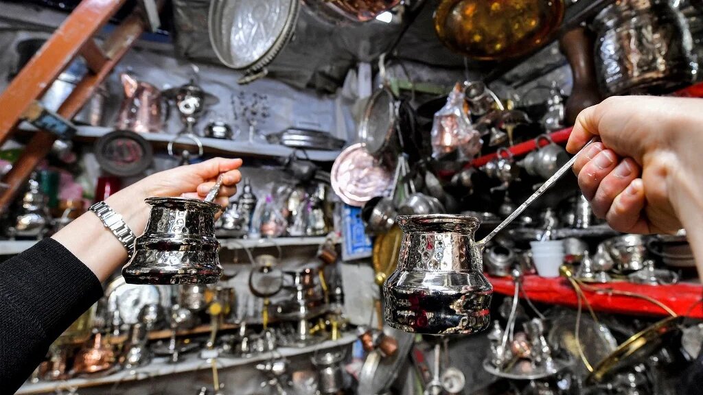 L’étamage coûte entre 20 et 200 dinars (environ 6 et 60 euros) selon la taille et la forme de l’objet (AFP/Fethi Belaid)