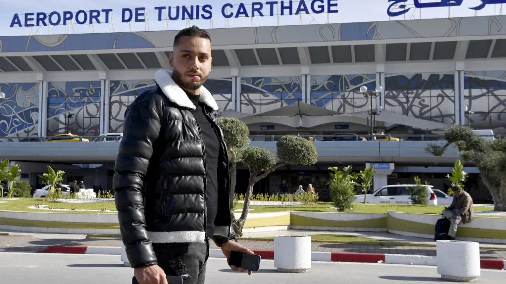 Elyes Jelassi, 28 ans, s’apprête à quitter la Tunisie pour l’Allemagne, où il a décroché un contrat de travail dans une clinique. Photo prise le 28 novembre 2022 (AFP/Fethi Belaid)