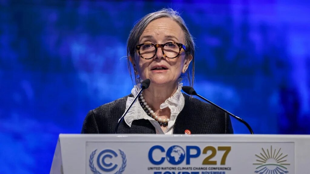 La Première ministre tunisienne Najla Bouden prononce un discours lors de la COP27 à Charm el-Cheikh en Egypte, le 8 novembre 2022 (AFP/Ahmad Gharabli)