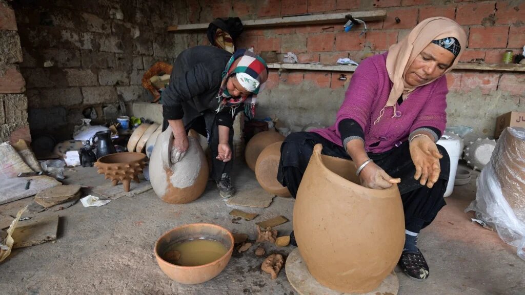 Selon le Groupement d’intérêt économique « Sejnania », 80 % des femmes de Sejnane et Hchechna vivent de la poterie artisanale (AFP/Fethi Belaïd)