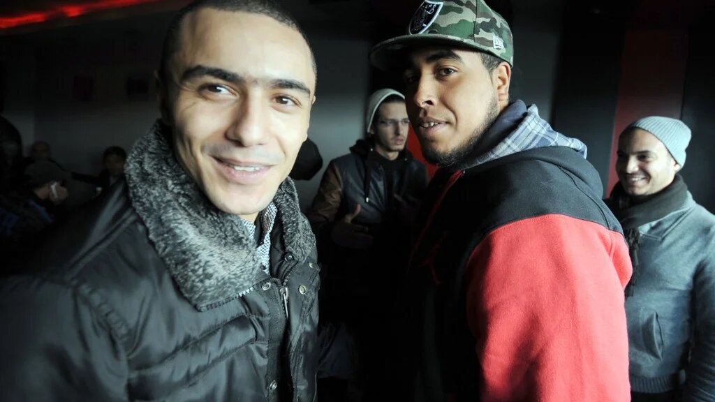 Le rappeur tunisien Ala Yaacoubi, plus connu comme Weld El 15, pose avec le rappeur Ahmed Ben Ahmed alias Klay BBJ (AFP/Fethi Belaïd)