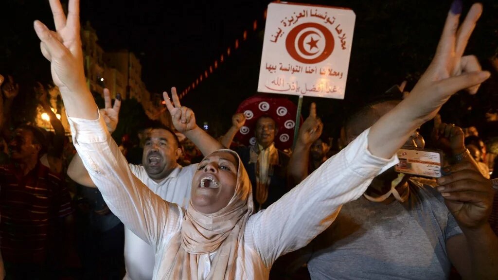 Des partisans du président Kais Saied défilent sur l’avenue Habib Bourguiba, à Tunis, après les premiers résultats du référendum, le 26 juillet 2022 (AFP/Sofiene Hamdaoui)