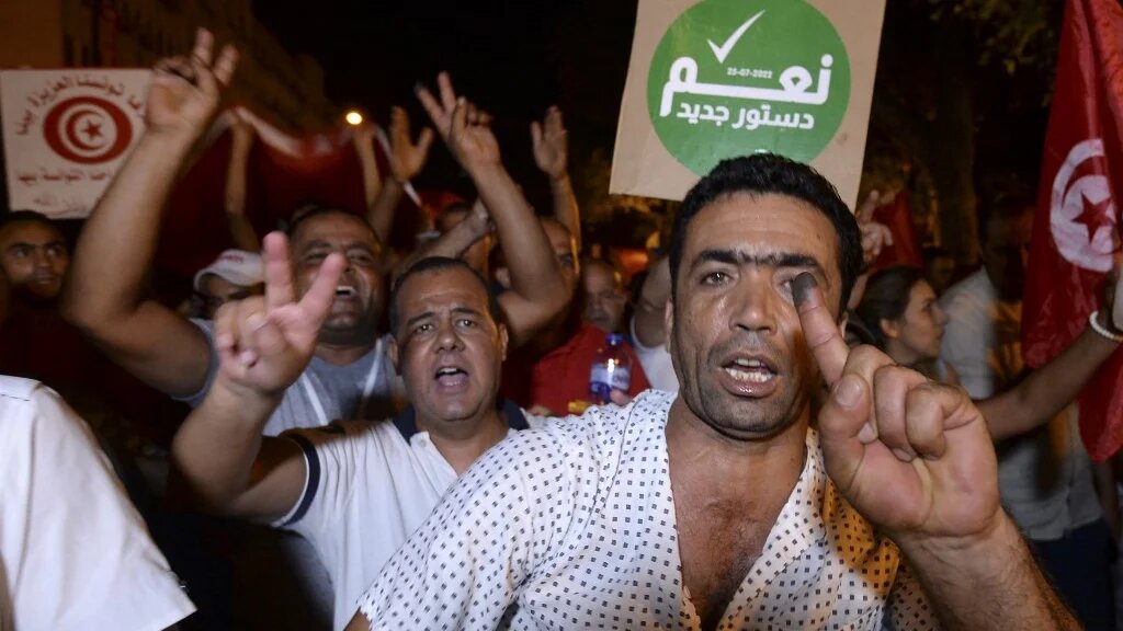 Des partisans du président Kais Saied revendiquent avoir voté pour le « oui » au projet de nouvelle Constitution, à Tunis, le 26 juillet 2022 (AFP/Sofiene Hamdaoui)