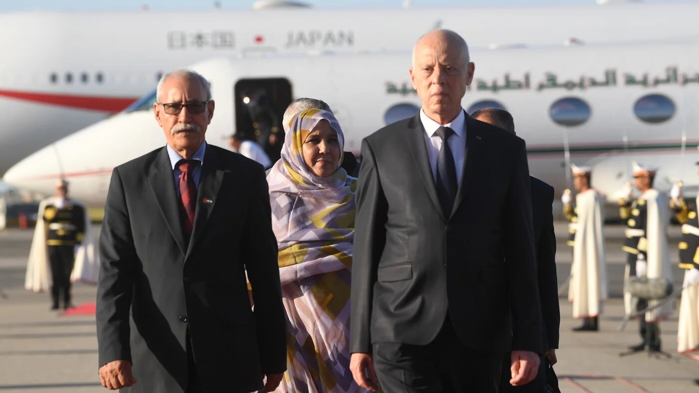 En déroulant littéralement le tapis rouge au président de la République arabe démocratique sahraouie (RASD) et du Front Polisario, Brahim Ghali, venu participer à Tunis à la huitième édition de la Conférence internationale de Tokyo sur le développement de l’Afrique (TICAD), qui s’est tenu à Tunis les 27 et 28 août, la Tunisie provoqua la colère du Maroc sur le même sujet que celui de l’Espagne (Facebook/Présidence Tunisie)