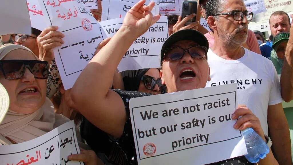 Dimanche 25 juin, ils étaient des centaines à manifester, en scandant « Protéger Sfax », devant la préfecture de la ville (AFP/Houssem Zouari)