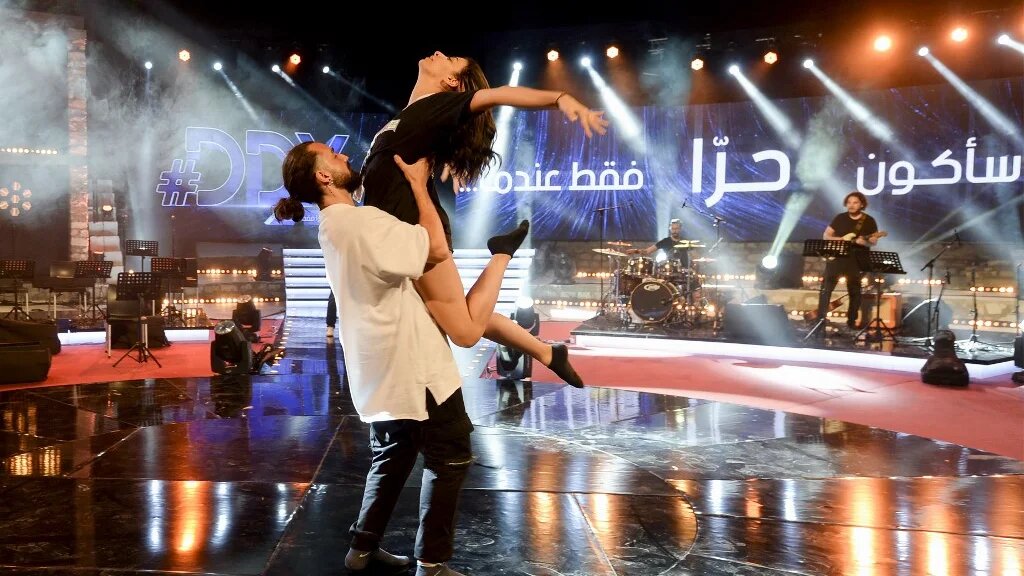 Des danseurs répètent sur le plateau du spectacle de talents #DDX à Hammamet, à environ 65 kilomètres au sud-est de la capitale tunisienne, le 24 juin 2022 (AFP/Sofiene Hamdaoui)