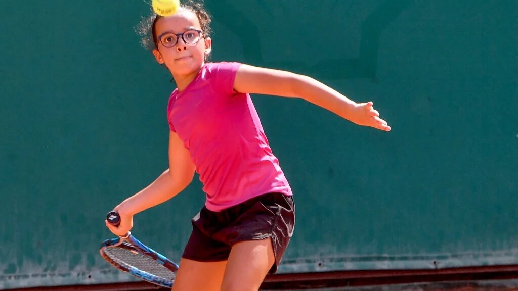 Yasmine Ben Mabrouk, 9 ans, participe à un tournoi local au Tennis Club de Tunis, le 15 juillet 2023, le jour de la finale de Wimbledon de la joueuse tunisienne Ons Jabeur (AFP/Fethi Belaïd)