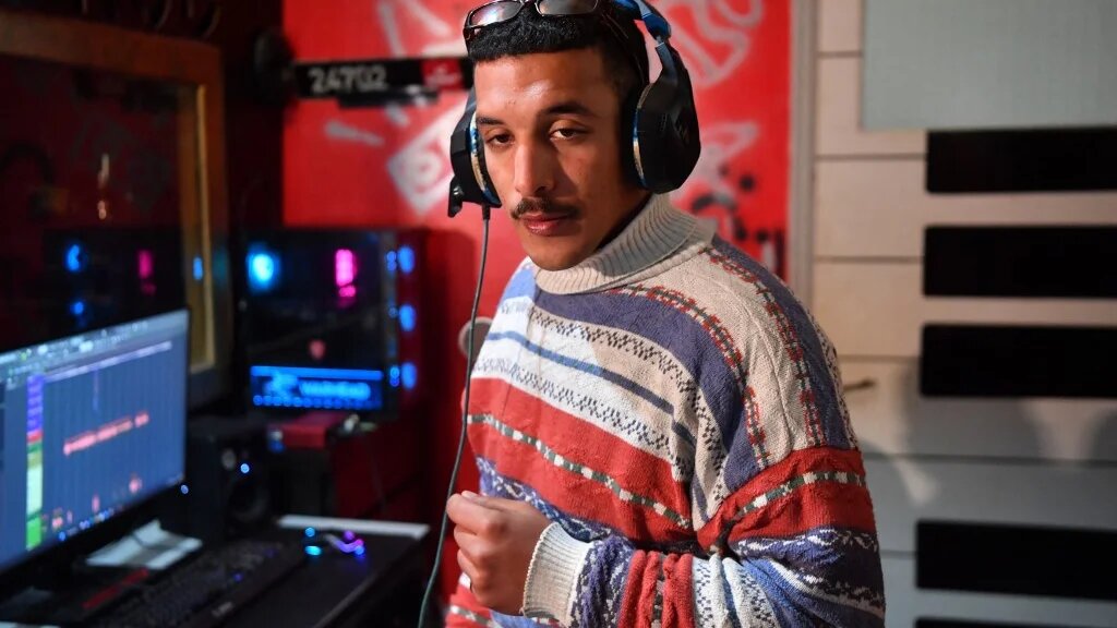 À 23 ans, Mohamed Ali Ayari, habitant de Douar Hicher, lutte via le rap contre les préjugés et le mépris dont sa génération est la cible (AFP/Fethi Belaid)