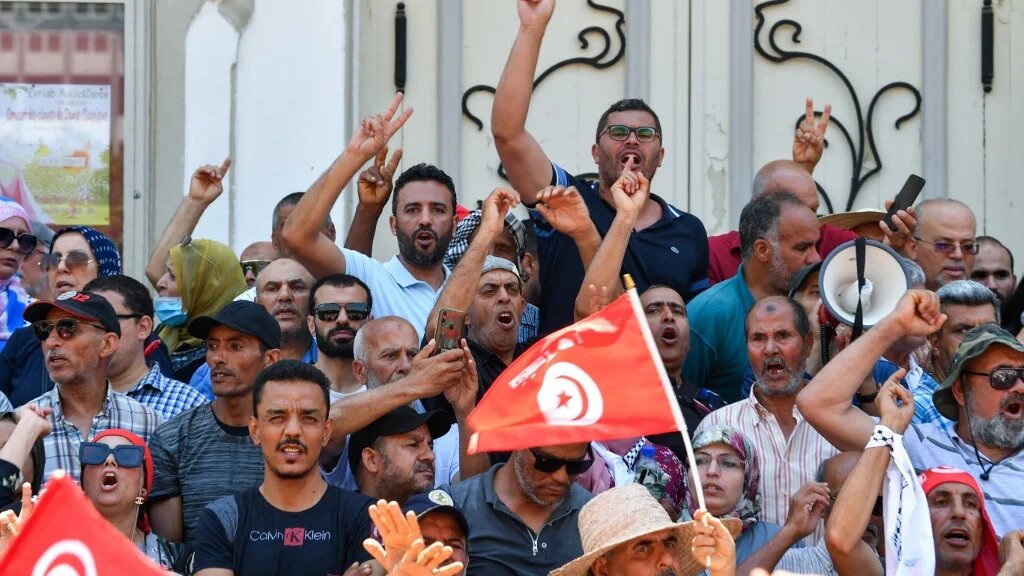 Des manifestants tunisiens scandent des slogans contre le président Kais Saied et le prochain référendum constitutionnel qui se tiendra le 25 juillet, lors d’un rassemblement dans la capitale Tunis, le 19 juin 2022 (AFP/Fethi Belaid)
