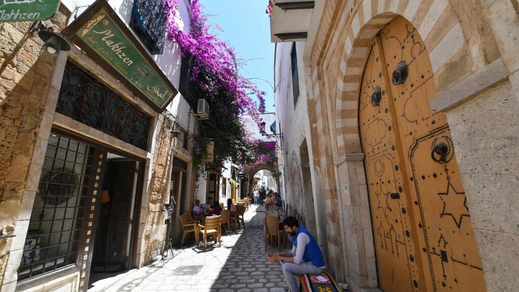 Un café dans une des ruelles de la médina de Tunis, le 21 mai 2021 (AFP/Fethi Belaid)