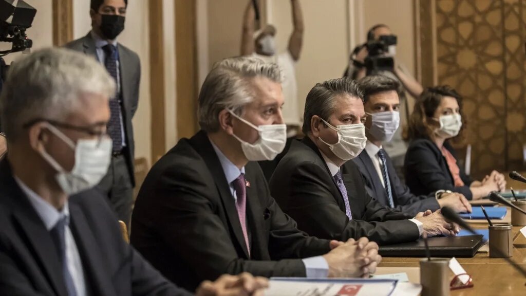 Le vice-ministre turc des Affaires étrangères Sedat Önal et sa délégation rencontrent leurs homologues égyptiens au Caire, le 5 mai 2021 (AFP)