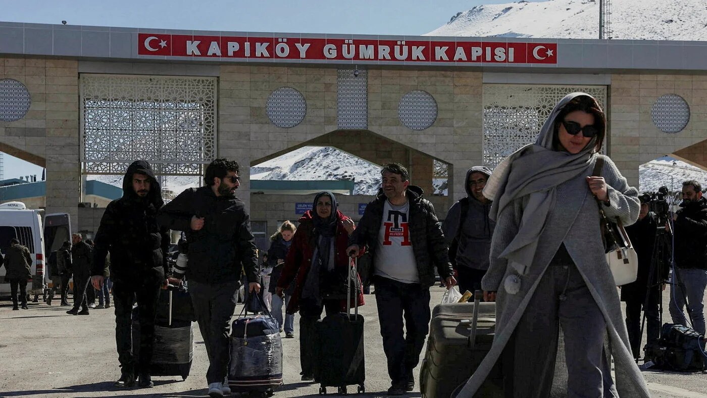 Iranians after crossing into Turkey at the Kapikoy Border Gate in the eastern Van province, Turkey, 3 March 2026 (Reuters/Dilara Senkaya)