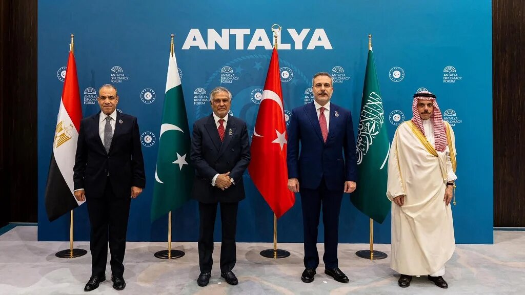 The foreign ministers of Egypt, Pakistan, Turkey and Saudi Arabia pose for a photo during a diplomacy forum in Antalya, Turkey, on 17 April 2026 (Turkish Foreign Ministry/AFP)