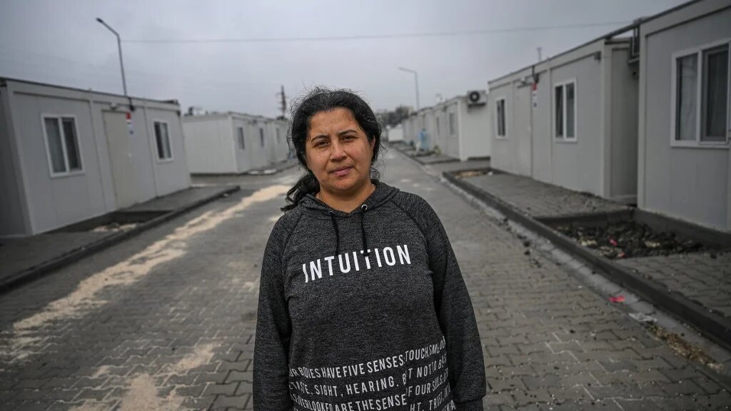 Mevlüde Aydın, qui a perdu sa fille et son mari, vit dans l’une de ces villes-conteneurs de la province d’Hatay, où s’entassent les rescapés du tremblement de terre du 6 février 2023 (AFP/Ozan Kose)