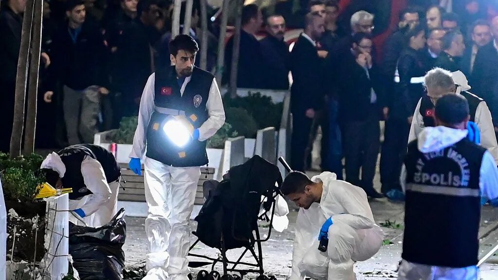 Des membres de la police sécurisent les lieux après qu’une forte explosion a secoué l’avenue commerçante d’Istiklal à Istanbul, le 13 novembre 2022 (AFP/Yasin Akgul)